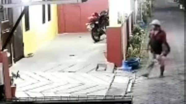 Hati-hati! Pria Sobeki Jok Motor Terekam CCTV di Semarang
